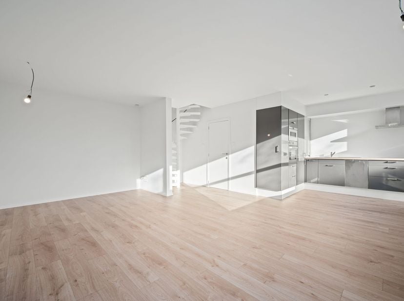 À seulement 500 mètres du centre de De Haan se trouve cet appartement/maison mitoyenne récemment rénové(e) dans la calme Sparrenboslaan.<br />
Grâce a