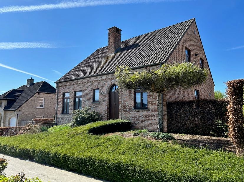 Gelegen in een rustige en residentiële buurt te Sint-Pieters-Leeuw, op korte afstand van alle faciliteiten, stelt QSPOT jou deze ENERGIEZUINIGE VILLA