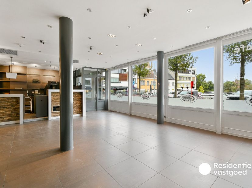 Bedrijfsvastgoed te koop in Markt 8,
                    8470 Gistel