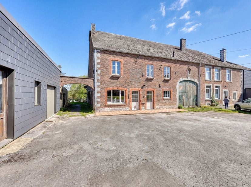C'est à Houdremont, à l'écart de la rue que cette très belle fermette a été érigée en 1850. Ici tout est au rendez-vous pour les amoureux d'authentici