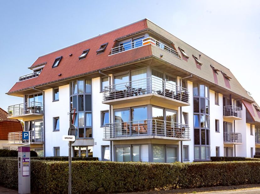Instapklaar dakappartement 2 slaapkamers met hoekterras, kelderberging, en met mogelijkheid tot aankoop van gesloten garage in het gebouw. Het apparte