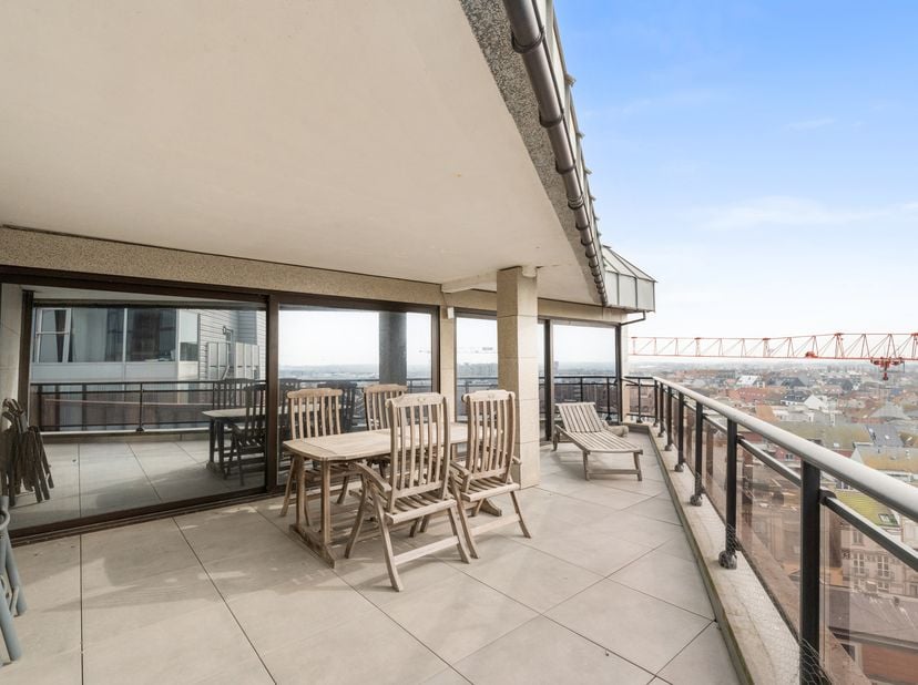 Zonneterras paradijs op de Zeedijk – jouw zonnige escape aan zee!<br />
<br />
Op de 8e verdieping van Residentie Bristol Palace wacht dit moderne app