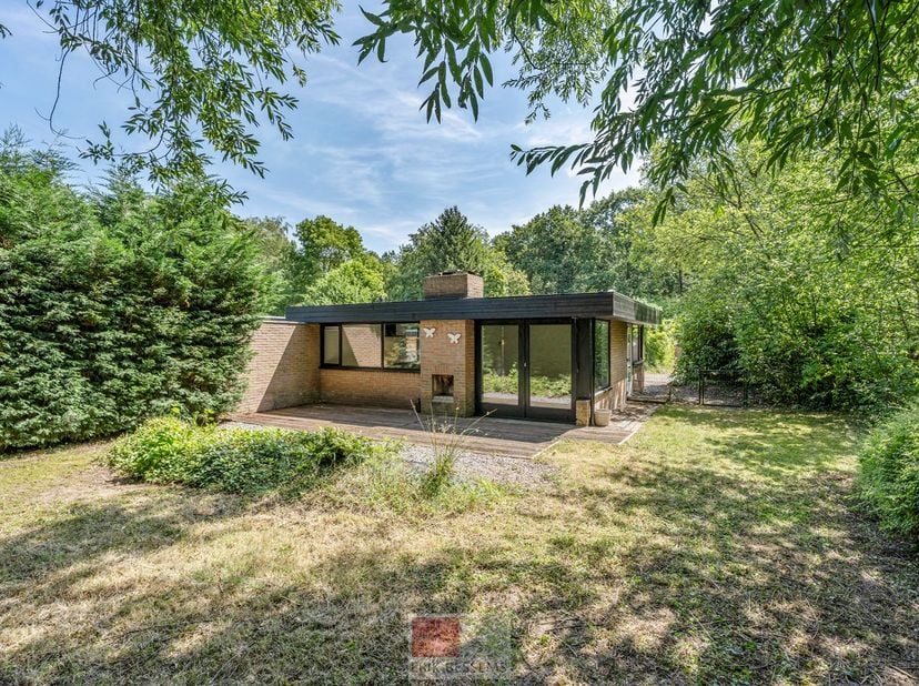 Recent gemoderniseerde bungalow, gelegen op het vakantiepark Sunclass Sonnevijver. Deze instapklare vakantiewoning beschikt over een stijlvolle, nieuw