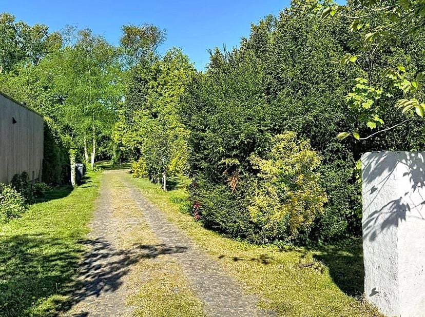 Deze charmante woning is zeer rustig gelegen op een grondoppervlakte van 4376 m² te Assebroek. <br />
<br />
Deze eigendom bestaat uit een lange privé
