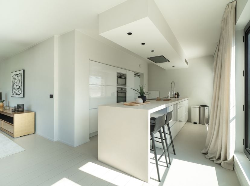 Idéalement situé dans un quartier calme et résidentiel de la commune d'Ixelles, ce superbe penthouse rénové en 2022 dans un bâtiment 3 façades vous sé