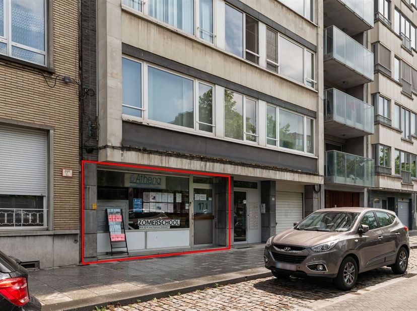Ruim commercieel gelijkvloers (296m²) op centrale ligging<br />
Locatie: Dit commercieel gelijkvloers is gunstig gelegen aan de Italiëlei, een central
