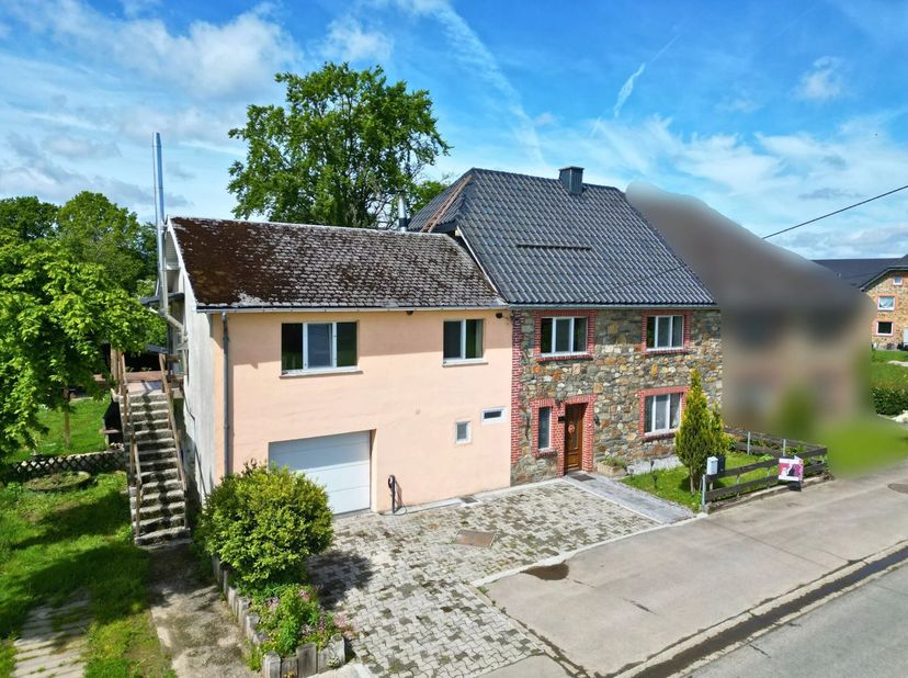 Deze goed onderhouden woning op een rustige locatie in Schoppen biedt een uitstekende kans voor gezinnen, meergeneratiewonen of mensen die wonen en ve