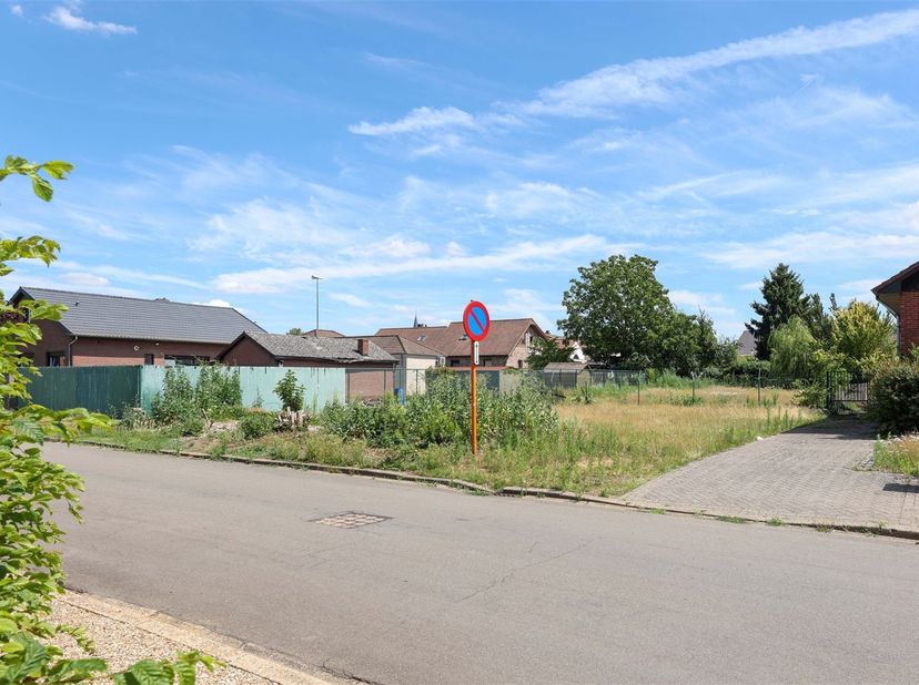 Centraal gelegen bouwgrond voor een open bebouwing op een zonnig perceel van 6a90ca<br />
<br />
Omgeving:<br />
+ Rustige en aangename woonomgevin