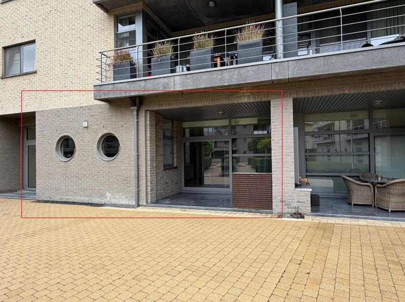 Op de Dijkbeemdenweg in Zonhoven bevindt zich dit gelijkvloerse appartement van ca. 124 m², voorzien van 2 volwaardige slaapkamers, een privatieve tui
