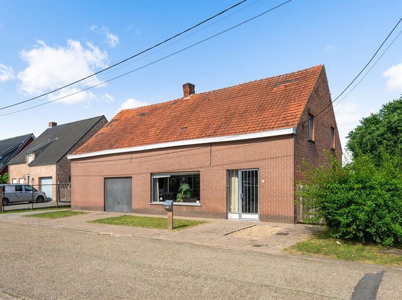 Locatie: <br />
Deze te renoveren hoeve is gelegen in een rustige straat nabij het centrum van Vlimmeren (Beerse). De woning heeft van een landelijke