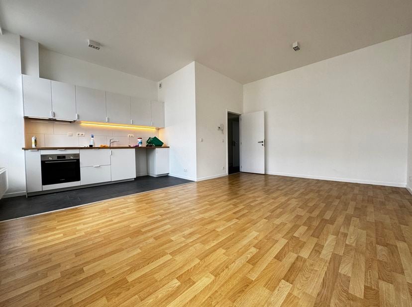 In Brussel, ideaal gelegen en gemakkelijk bereikbaar, bieden wij u dit charmante, volledig gerenoveerde appartement met een slaapkamer op de 1e verdie