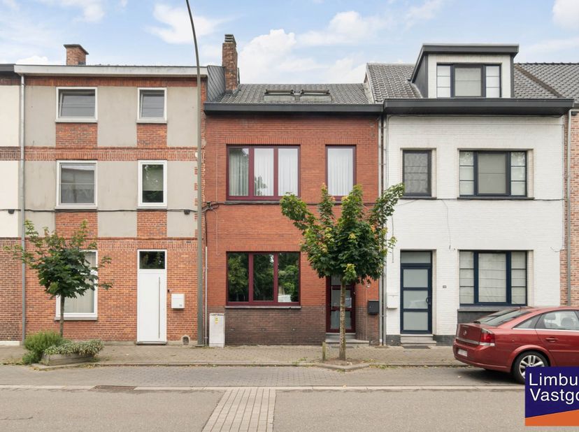 Instapklare stadswoning met zuidgerichte tuin tussen de Grote en Kleine ring van Hasselt. Centraal gelegen nabij het station en op wandelafstand van h