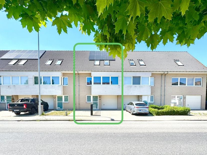 Onderhoudsvriendelijke jonge woning type bel-etage met tuin en terras op gunstige ligging en in rustige woonbuurt te Sint-Eloois-vijve nabij alles wat