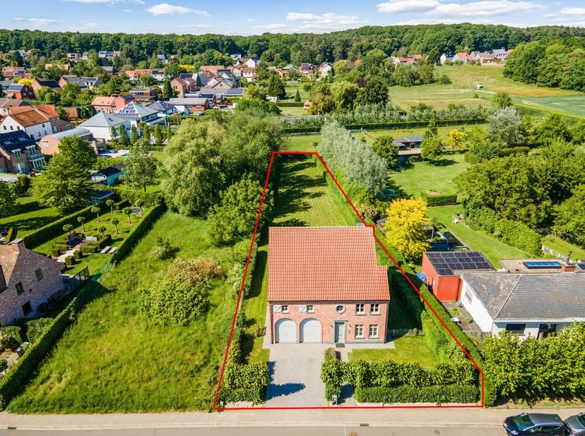 Villa récente, située au calme en pleine campagne, avec un grand jardin sur un terrain de 16a et 51ca.<br />
Rez-de-chaussée : Hall d’entrée, WC, espa