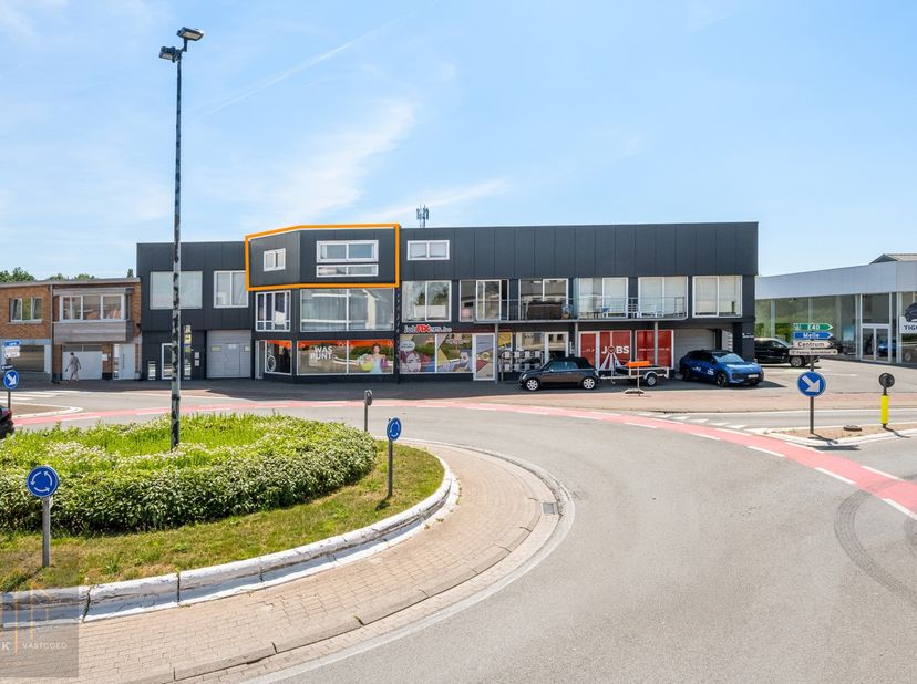 Bent u op zoek naar een ruime, instapklare loft met een moderne afwerking? Dan is deze prachtige loft van maar liefst 127 m² absoluut een bezoek waard