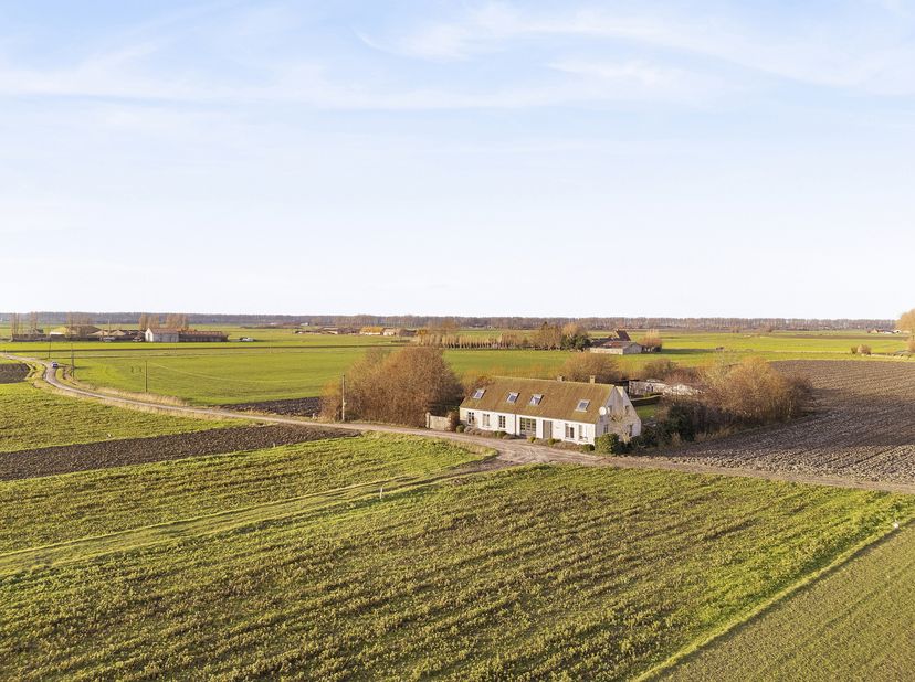 Deze woning op huisnummers 1 en 3 bereikt u via een straat waarvan u als enige bewoners gebruik maakt.<br />
De idyllische ligging in een oase van gro
