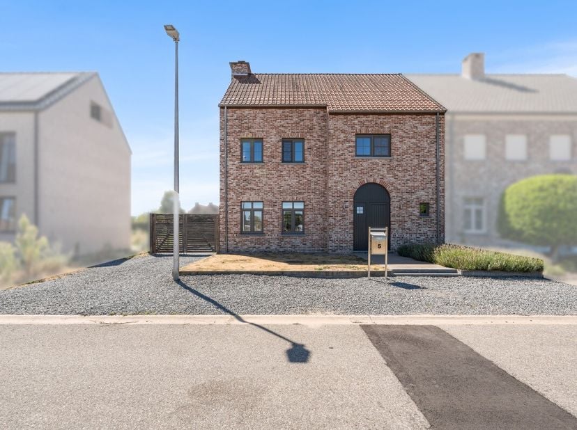 Deze energiezuinige nieuwbouwwoning in Grote-Brogel combineert rust en comfort. Gelegen in een doodlopende, kindvriendelijke straat, vlak bij scholen,