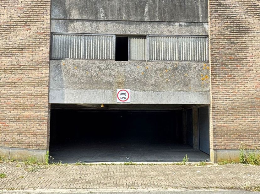 Double garage fermé à deux pas de la digue de Westende.<br />
Profondeur 11,18m<br />
Largeur 2,75m<br />
Hauteur 1,70m