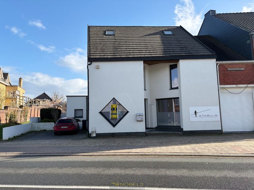 STRATEGISCH GELEGEN KANTOOR- OF PRAKTIJKRUIMTE (120M²) met hoge visibiliteit en FLEXIBELE INDELINGSMOGELIJKHEDEN, ideaal voor wie op zoek is naar een
