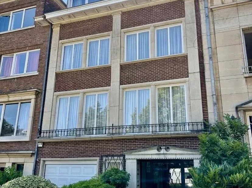 Vogelenzang - Huis met 6 slaapkamers, 4 badkamers, 3 terrassen, tuin garage en airco.<br />
Deze woning, gebouwd in 1956, ligt in een fel begeerde woo