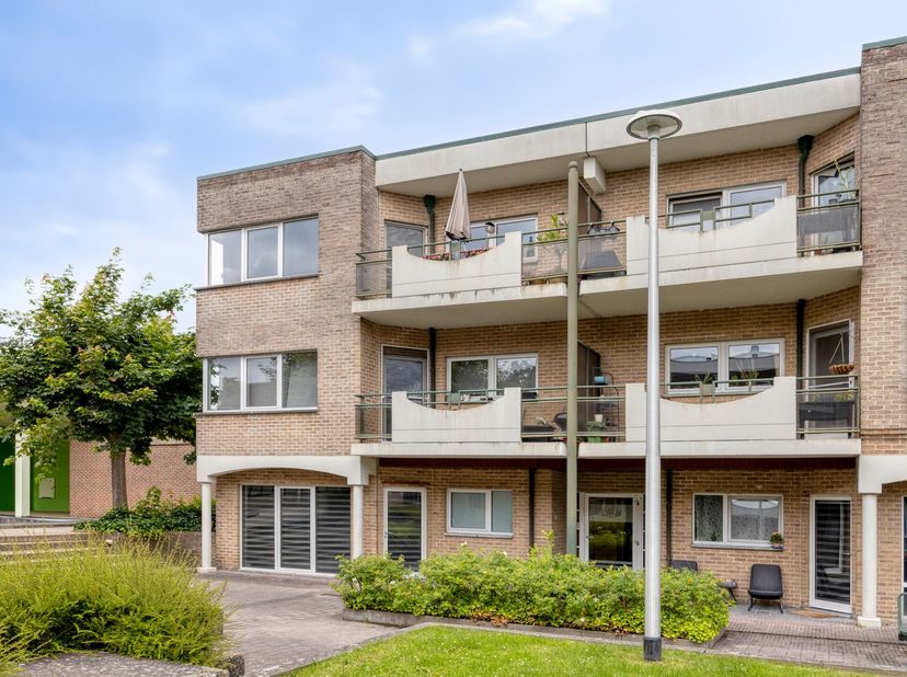 Bent u op zoek naar een interessante investering of een ruim appartement op een toplocatie? Dan is dit appartement in het hart van Zutendaal zeker een