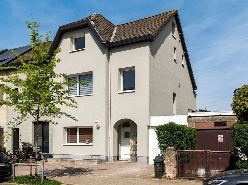 Gelegen in de rustige Tucherlei, biedt deze ruime woning het beste van twee werelden. Met de tram op loopafstand en winkels en basisfaciliteiten binne
