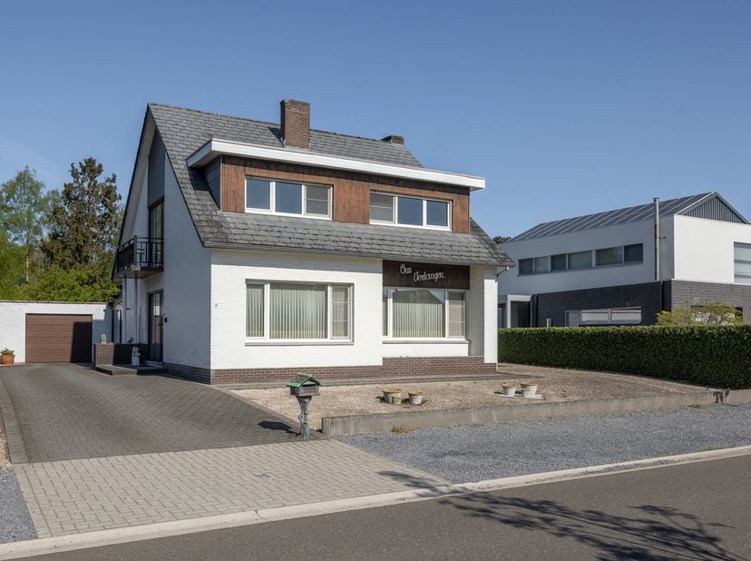 Volledig te renoveren vrijstaande gezinswoning met een totale perceeloppervlakte van maar liefst 12 are 01 ca.<br />
Gelegen in een rustige woonomgevi