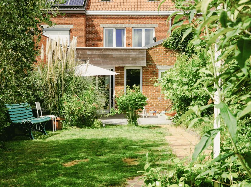 Gelegen op een perceel van 360 m² met een bebouwbare oppervlakte van 198 m², biedt deze woning een mooie combinatie van comfort, praktische leefruimte