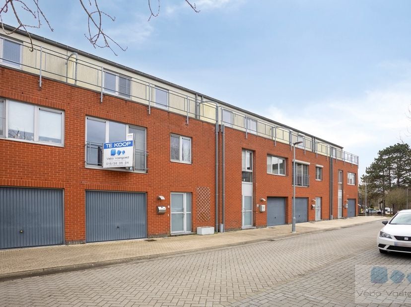 Op een uitstekende locatie te Heist-op-den-Berg, bevindt zich deze instapklare gezinswoning met 4 slks, gezellige tuin en inpandige garage.<br />
<br
