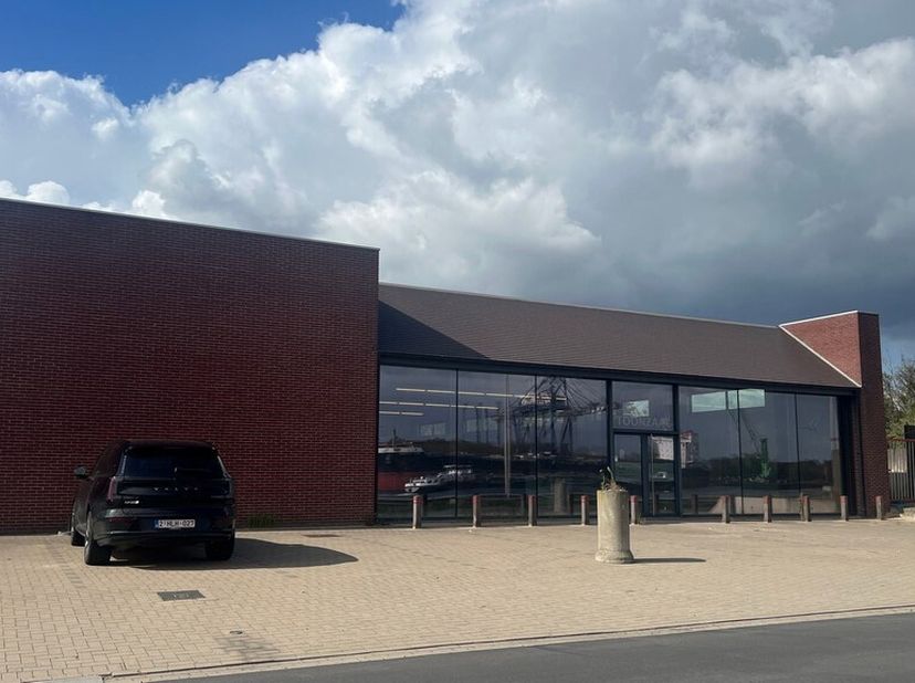 Commercieel gelegen bedrijfsgebouw met een mix van showroom, kantoren en opslagruimte in de Gentse haven, langs de Riemekaai in Mendonk, vlot bereikba
