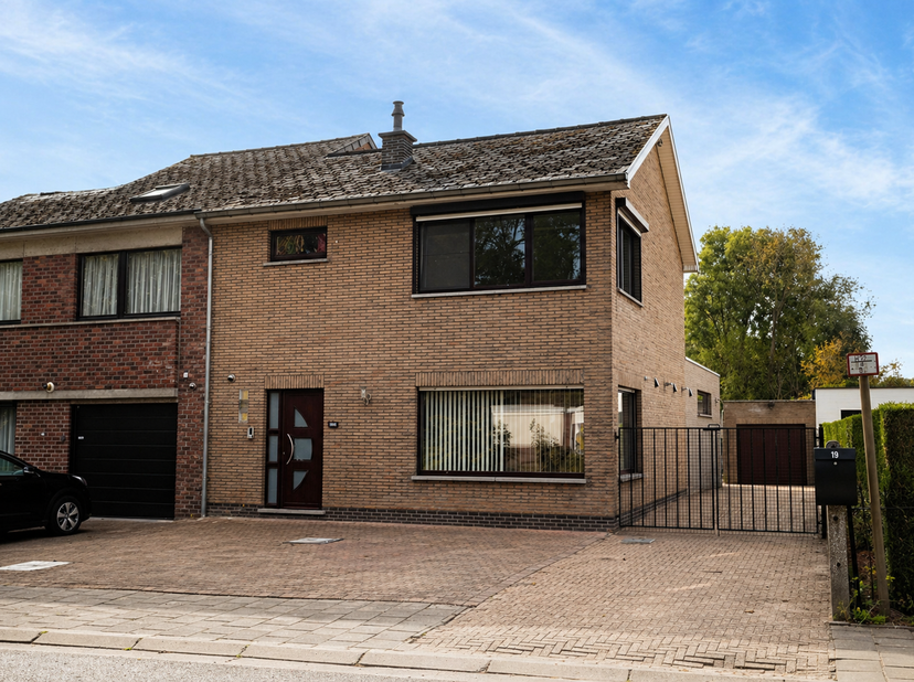 Instapklare woning te koop in Aalst met zeer goede ligging dichtbij centrum, openbaar vervoer en autostrade.<br />
Deze woning biedt op het gelijkvloe
