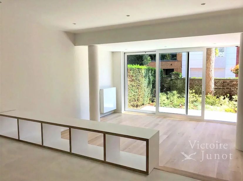 Bien présenté par Alexandra Dewitte Tel : 0473/84.61.61 ou alexandra.dewitte@victoire.be<br />
Victoire Junot vous propose : Uccle, quartier Cavell, à