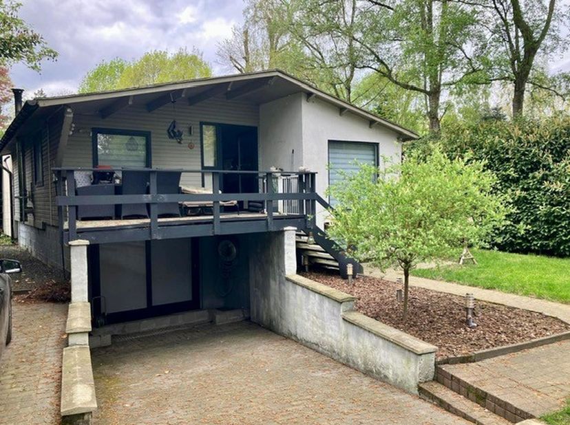 Chalet avec 3 ch.à.c. &amp;amp; un cadre de vie entouré de verdure<br />
Chalet impeccable, prêt à emménager, avec trois chambres spacieuses et un dressin