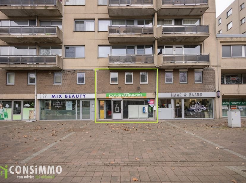 Bent u op zoek naar een veelzijdige investering of een combinatie van wonen en werken op een topligging, in het hartje van Genk-Centrum? Deze unieke o