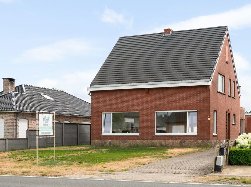 2 appartementen + magazijn op 2.257m²<br />
<br />
Dit pand dateert uit 1963 en verkreeg in 2018 een vergunning voor het verbouwen van een eengezins