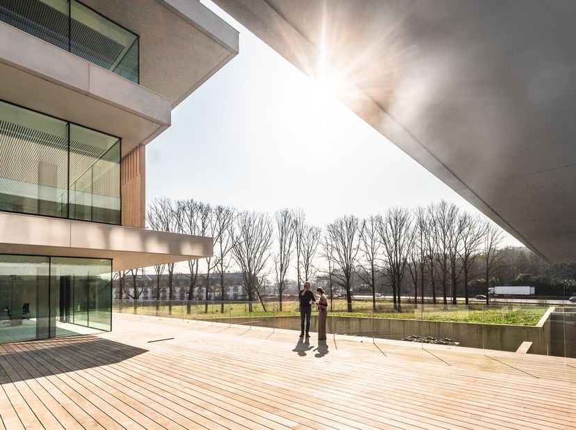 <br />
<br />
Verschillende kantoren aan de E40 in Oostkamp binnen het project O-Forty gelegen vlakbij het op-en afrittencomplex. De totale site omvat