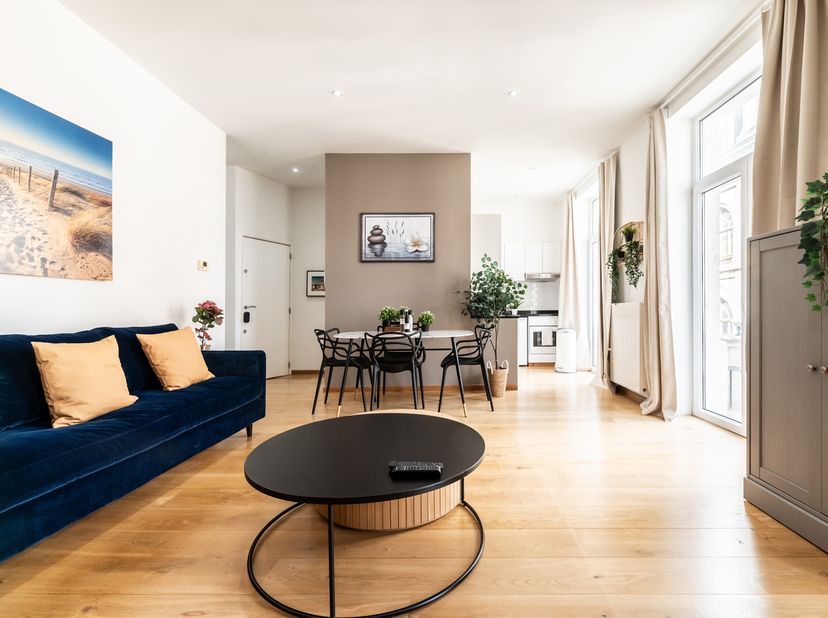 Zavel. GEMEUBELD appartement in een karaktervol gebouw met lift. Inkomhal, woonkamer, volledig ingerichte keuken, douchekamer, toilet, slaapkamer en e