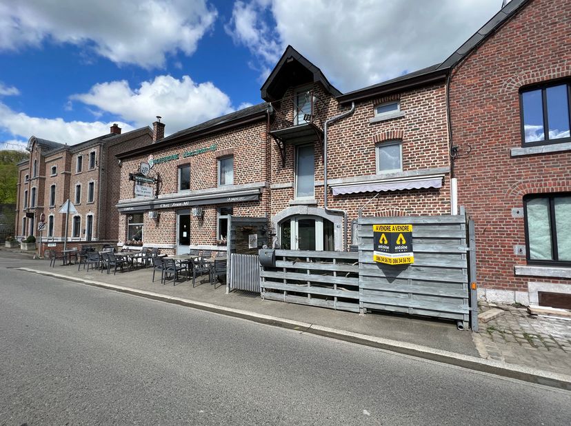 Antoine immo vous offre l'opportunité d'acquérir ce magnifique immeuble mixte situé au coeur de Bomal (Durbuy), comprenant une maison entièrement réno