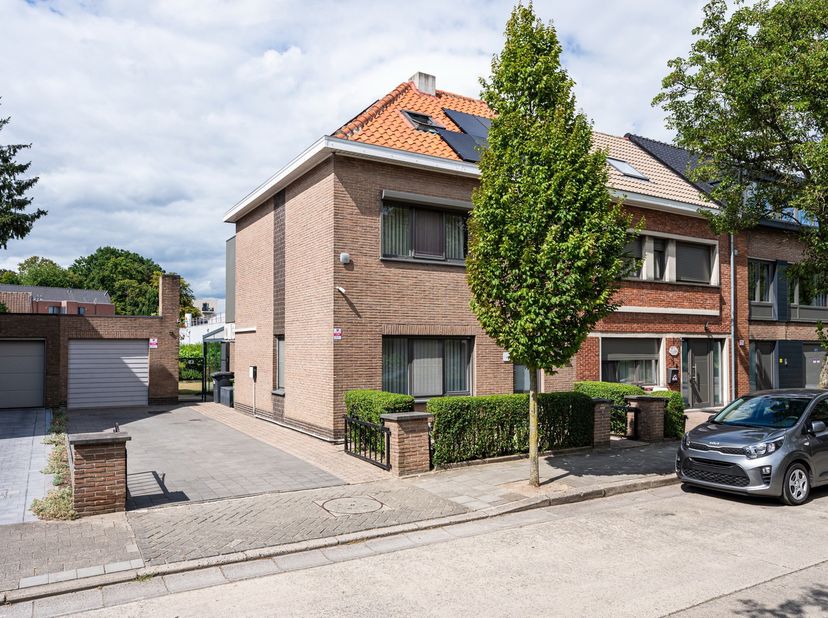 Deze ruime woning biedt een aangename combinatie van comfort, ruimte en een praktische indeling. Met een EPC-label B, een conforme elektrische install
