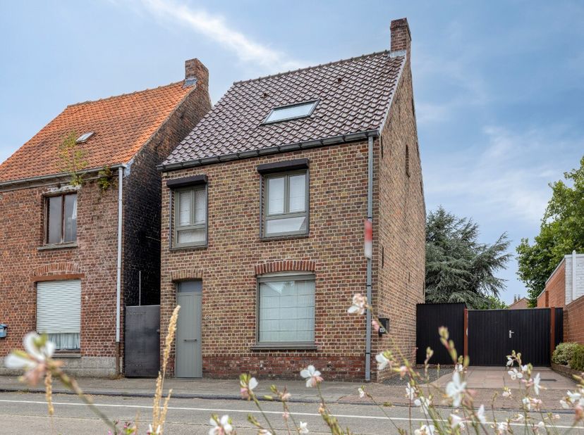 Op zoek naar een huis te koop in Snellegem (Jabbeke) met ruimte, comfort en een uitstekende energiescore? Deze gerenoveerde woning combineert authenti