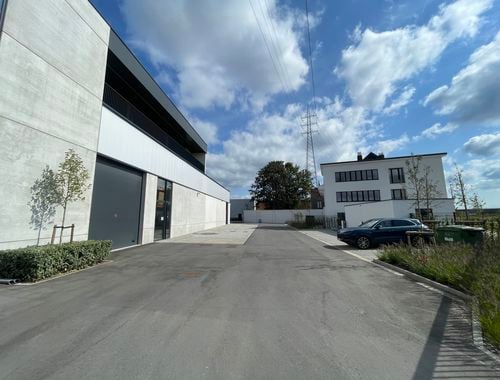                                         Bâtiment d’entreprise à louer à Merksem, € 2.500
