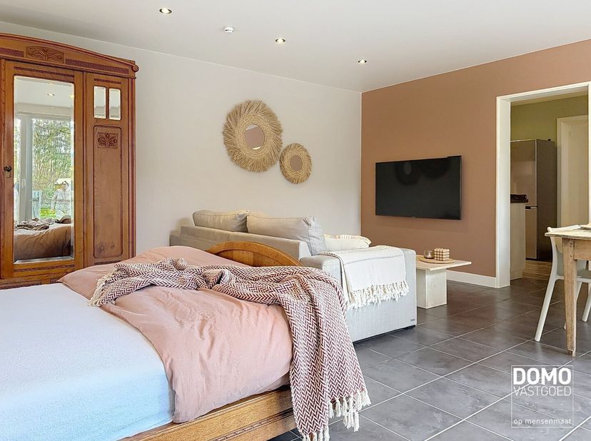 Deze GEMEUBELDE studio is gelegen te Stokrooie in een rustige en groene omgeving. De indeling is als volgt: leefruimte met eet- en slaapkamer in één g