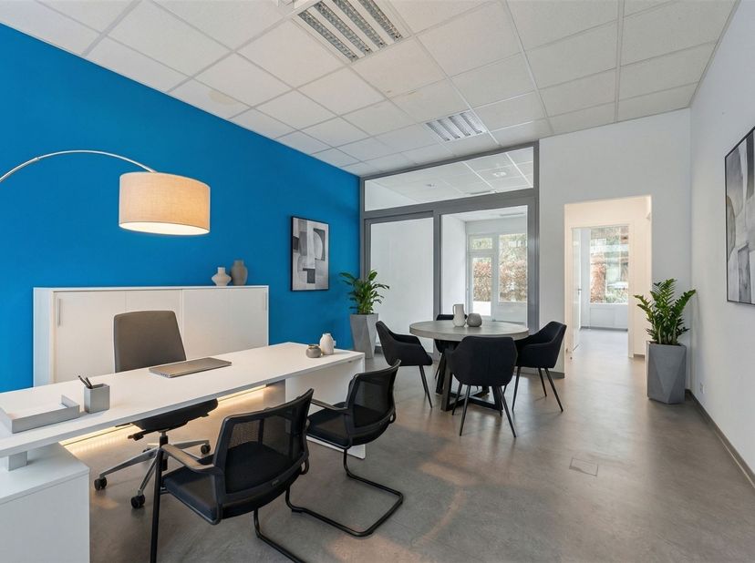 Ligging<br />
Deze veelzijdige commerciële ruimte geniet van een uitstekende en uiterst centrale ligging in het hart van Gent. <br />
Station Gent-S