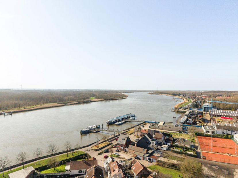 Op het marktplein van Rupelmonde, vlak bij de Schelde, de polders en tal van wandel- en fietsroutes, vinden we dit uitzonderlijke appartement terug. H