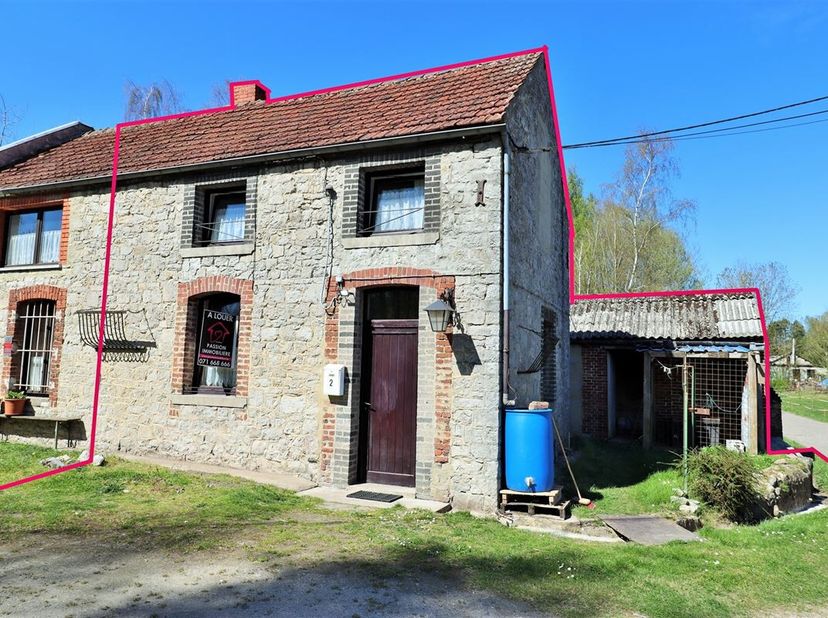 Maison à louer, située au calme dans le village de Villers-le-Gambon.<br />
Elle se compose dun séjour, dune cuisine semi-équipée (taque et hotte), de