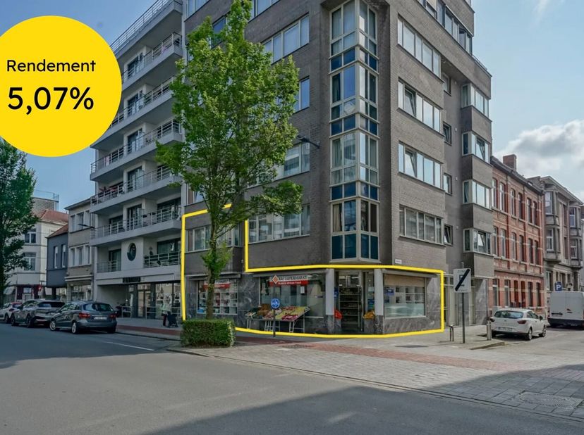 Handelsgelijkvloers met bovengelegen bureauruimte langs de Torhoutsesteenweg in Oostende, een drukke en gekende winkelstraat met diverse dienstenbedri