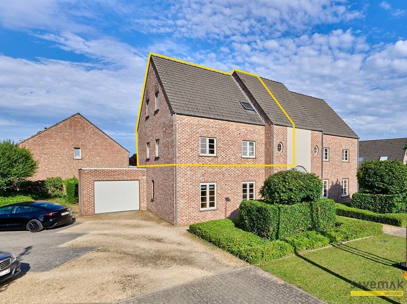 Dit duplexappartement maakt deel uit van een gezellige blok van 4 units waar de buren elkaar goed verstaan.<br />
In de inkomhal lopen we rechtdoor ri