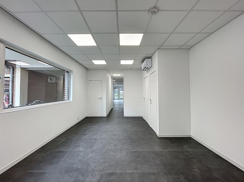 Ligging<br />
Gelegen aan het miljoenenkwartier op wandelafstand van het Sint-Pieters-Station. Makkelijke verbinding met de stadsring, E17 en E40.<br