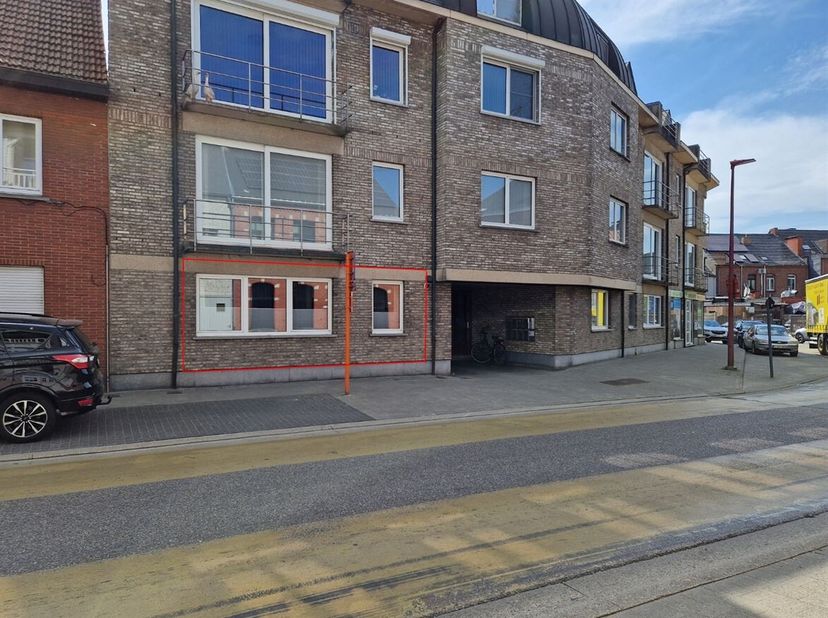 Gelijkvloers appartement  met 2 slaapkamers, kelderberging en autostaanplaats<br />
Ligging:<br />
Dit ruim appartement is gelegen in het centrum van