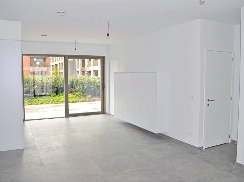 VERRASSEND LICHTRIJK DOORZONAPPARTEMENT MET 2 SLPK'S EN RUIME TERRASSEN IN QUARTIER BLEU<br />
Bent u opzoek naar een verrassend lichtrijk appartement